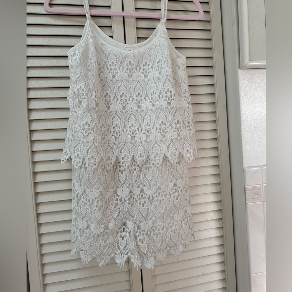 Women’s White Lace Sleeveless Romper/skort. Perfect beach cover up. Like new M